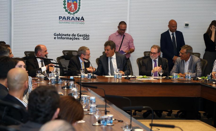 Governador Beto Richa assina com representantes do Banco Internacional para Reconstrução e Desenvolvimento ?BIRD-, termo de abertura dos trabalhos para a realização dos estudos de viabilidade técnica, econômica, financeira, jurídica e ambiental do Projeto Nova Ferrovia. Participaram os secretários José Richa Filho (Infraestrutura); Juraci Barbosa Sobrinho (Planejamento); Fernando Ghignone (Administração) e demais autoridades.Curitiba, 21/03/2018.Foto: Orlando Kissner/ANPr