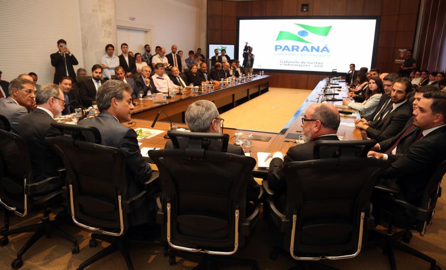 Governador Beto Richa assina com representantes do Banco Internacional para Reconstrução e Desenvolvimento ?BIRD-, termo de abertura dos trabalhos para a realização dos estudos de viabilidade técnica, econômica, financeira, jurídica e ambiental do Projeto Nova Ferrovia. Participaram os secretários José Richa Filho (Infraestrutura); Juraci Barbosa Sobrinho (Planejamento); Fernando Ghignone (Administração) e demais autoridades.Curitiba, 21/03/2018.Foto: Orlando Kissner/ANPr