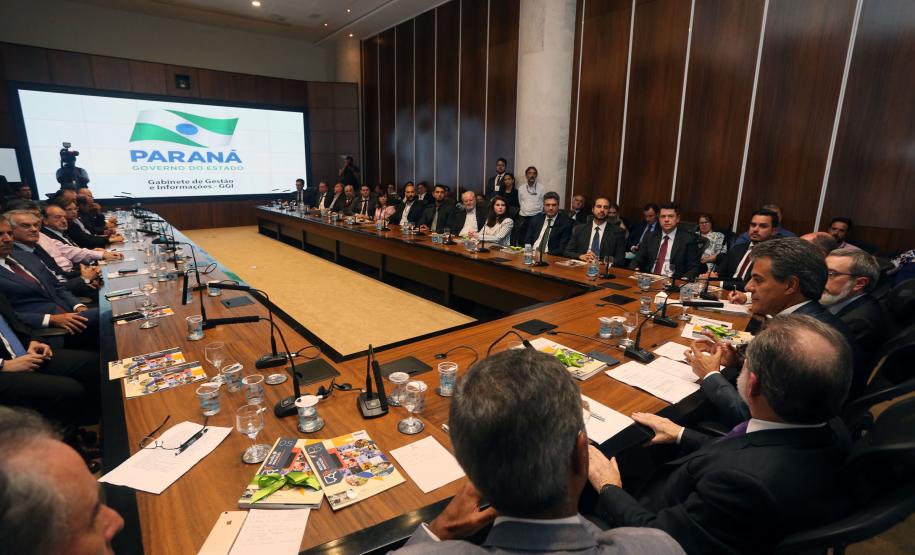 Governador Beto Richa assina com representantes do Banco Internacional para Reconstrução e Desenvolvimento ?BIRD-, termo de abertura dos trabalhos para a realização dos estudos de viabilidade técnica, econômica, financeira, jurídica e ambiental do Projeto Nova Ferrovia. Participaram os secretários José Richa Filho (Infraestrutura); Juraci Barbosa Sobrinho (Planejamento); Fernando Ghignone (Administração) e demais autoridades.Curitiba, 21/03/2018.Foto: Orlando Kissner/ANPr