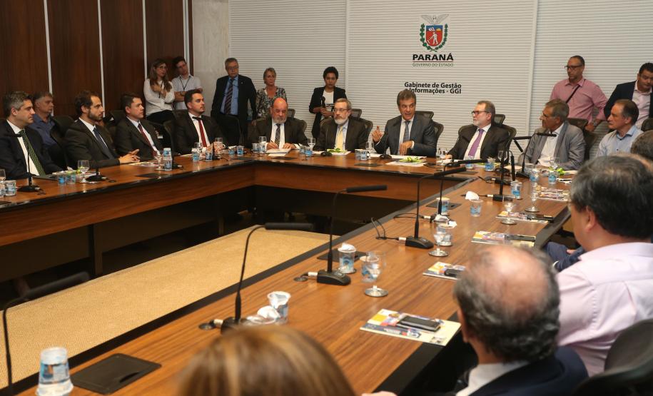 Governador Beto Richa assina com representantes do Banco Internacional para Reconstrução e Desenvolvimento ?BIRD-, termo de abertura dos trabalhos para a realização dos estudos de viabilidade técnica, econômica, financeira, jurídica e ambiental do Projeto Nova Ferrovia. Participaram os secretários José Richa Filho (Infraestrutura); Juraci Barbosa Sobrinho (Planejamento); Fernando Ghignone (Administração) e demais autoridades.Curitiba, 21/03/2018.Foto: Orlando Kissner/ANPr