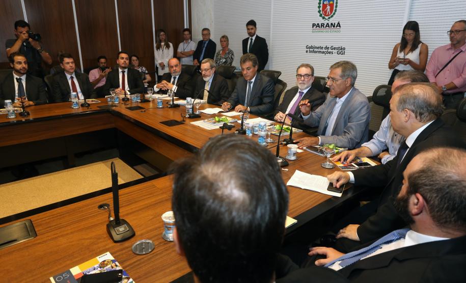 Governador Beto Richa assina com representantes do Banco Internacional para Reconstrução e Desenvolvimento ?BIRD-, termo de abertura dos trabalhos para a realização dos estudos de viabilidade técnica, econômica, financeira, jurídica e ambiental do Projeto Nova Ferrovia. Participaram os secretários José Richa Filho (Infraestrutura); Juraci Barbosa Sobrinho (Planejamento); Fernando Ghignone (Administração) e demais autoridades.Curitiba, 21/03/2018.Foto: Orlando Kissner/ANPr