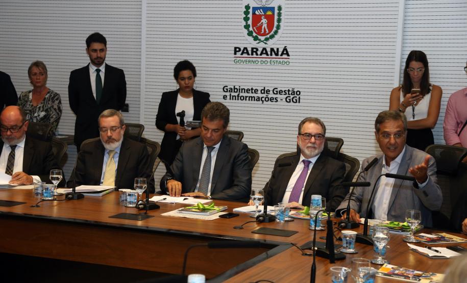 Governador Beto Richa assina com representantes do Banco Internacional para Reconstrução e Desenvolvimento ?BIRD-, termo de abertura dos trabalhos para a realização dos estudos de viabilidade técnica, econômica, financeira, jurídica e ambiental do Projeto Nova Ferrovia. Participaram os secretários José Richa Filho (Infraestrutura); Juraci Barbosa Sobrinho (Planejamento); Fernando Ghignone (Administração) e demais autoridades.Curitiba, 21/03/2018.Foto: Orlando Kissner/ANPr