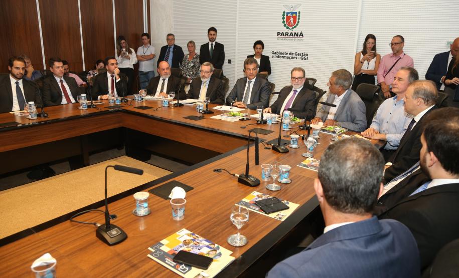 Governador Beto Richa assina com representantes do Banco Internacional para Reconstrução e Desenvolvimento ?BIRD-, termo de abertura dos trabalhos para a realização dos estudos de viabilidade técnica, econômica, financeira, jurídica e ambiental do Projeto Nova Ferrovia. Participaram os secretários José Richa Filho (Infraestrutura); Juraci Barbosa Sobrinho (Planejamento); Fernando Ghignone (Administração) e demais autoridades.Curitiba, 21/03/2018.Foto: Orlando Kissner/ANPr