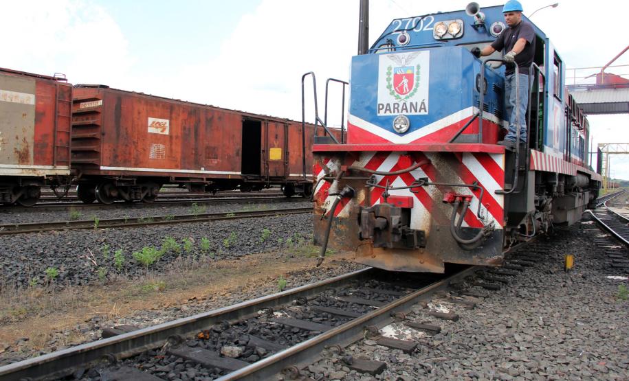 A Ferroeste (Estrada de Ferro Paraná Oeste S.A.) comemora os números recordes conquistados em 2018. Pelos 250 quilômetros da ferrovia entre Cascavel e Guarapuava serão transportadas 826 mil toneladas úteis (TUs) até 31 de dezembro, o que representa um crescimento de 15% em relação a 2017.  -  Foto: Jorge Woll/DER