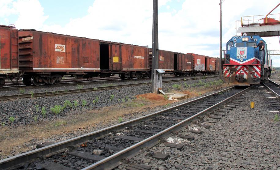A Ferroeste (Estrada de Ferro Paraná Oeste S.A.) comemora os números recordes conquistados em 2018. Pelos 250 quilômetros da ferrovia entre Cascavel e Guarapuava serão transportadas 826 mil toneladas úteis (TUs) até 31 de dezembro, o que representa um crescimento de 15% em relação a 2017.  -  Foto: Jorge Woll/DER