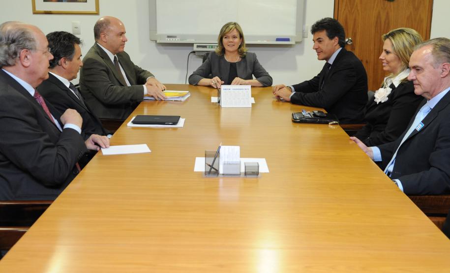 O governador Beto Richa entregou nesta terça-feira (06) uma série de pedidos à ministra-chefe da Casa Civil, Gleisi Hoffmann, durante encontro realizado no Palácio do Planalto, em Brasília.