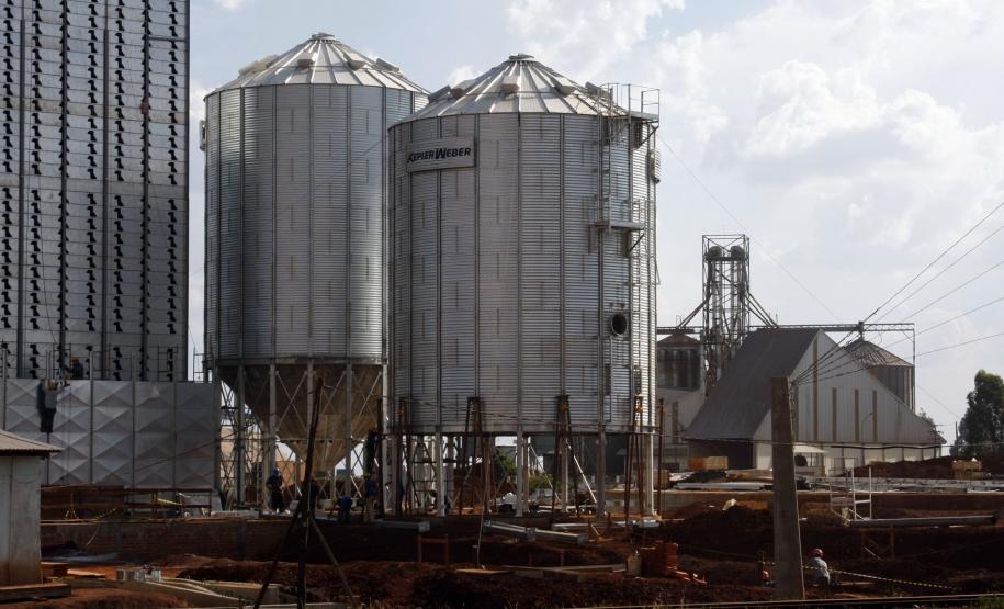 Ferroeste Presidente da Ferroeste, Maurício Querino Theodoro e o Diretor de Logística e Comercio Exterior do Paraguai, Raul Valdez e Jair Pedro Vendruscolo visitam as obras de construção do silo de armazenagem construído pelo Paraguai na Ferroeste. Foto Jorge Woll. SEIL/DER/FERROESTE.