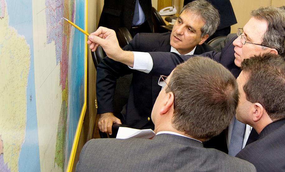 Fórum elogia mobilização no Paraná e destaca projeto ferroviário Secretário observa mapa de traçado ferroviário