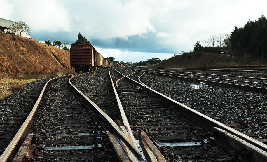 Trilhos da ferrovia no interior do Estado.