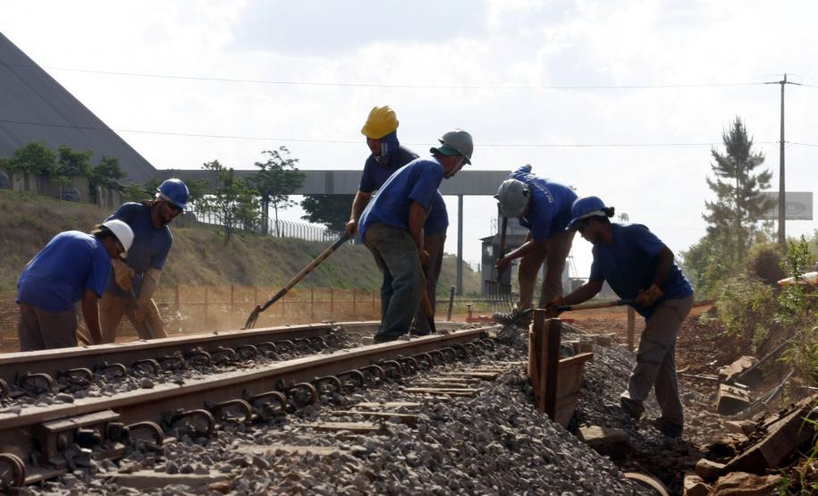 Governador autoriza concurso  público para vagas na Ferroeste Governador autoriza concurso 
público para vagas na Ferroeste