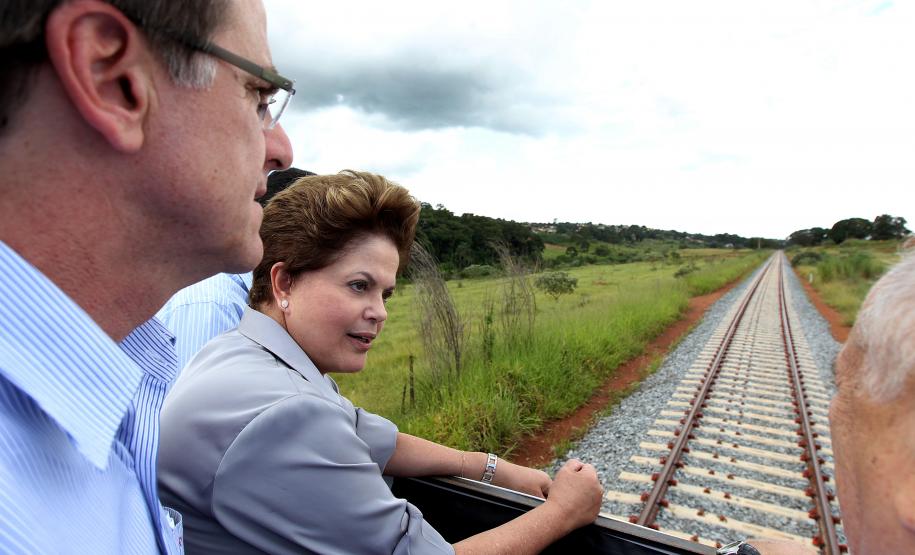 A presidenta Dilma Rousseff vistoriou, nesta quinta-feira (15), as obras da Ferrovia Norte-Sul, em Anápolis (GO) e Goianira (GO), com o objetivo de acompanhar de perto a evolução dos trabalhos de execução dos projetos incluídos no PAC – Programa de Aceleração do Crescimento, em seu 2º Ciclo – o PAC 2
