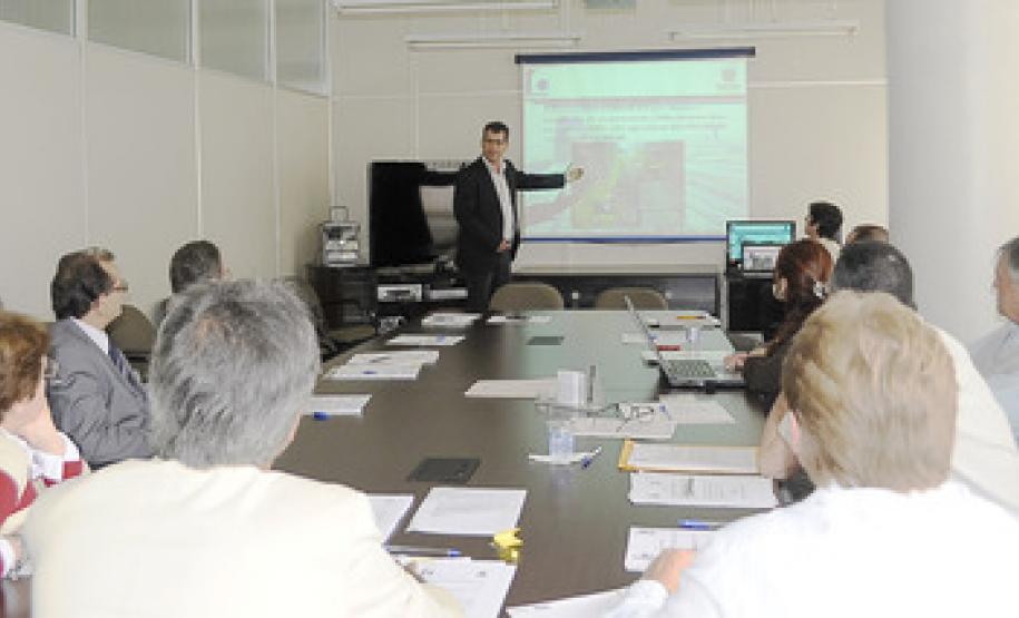 Presidente da Ferroeste defende  que ferrovia Norte-Sul passe  por Campo Mourão e Cascavel Presidente da Ferroeste defende 
que ferrovia Norte-Sul passe 
por Campo Mourão e Cascavel